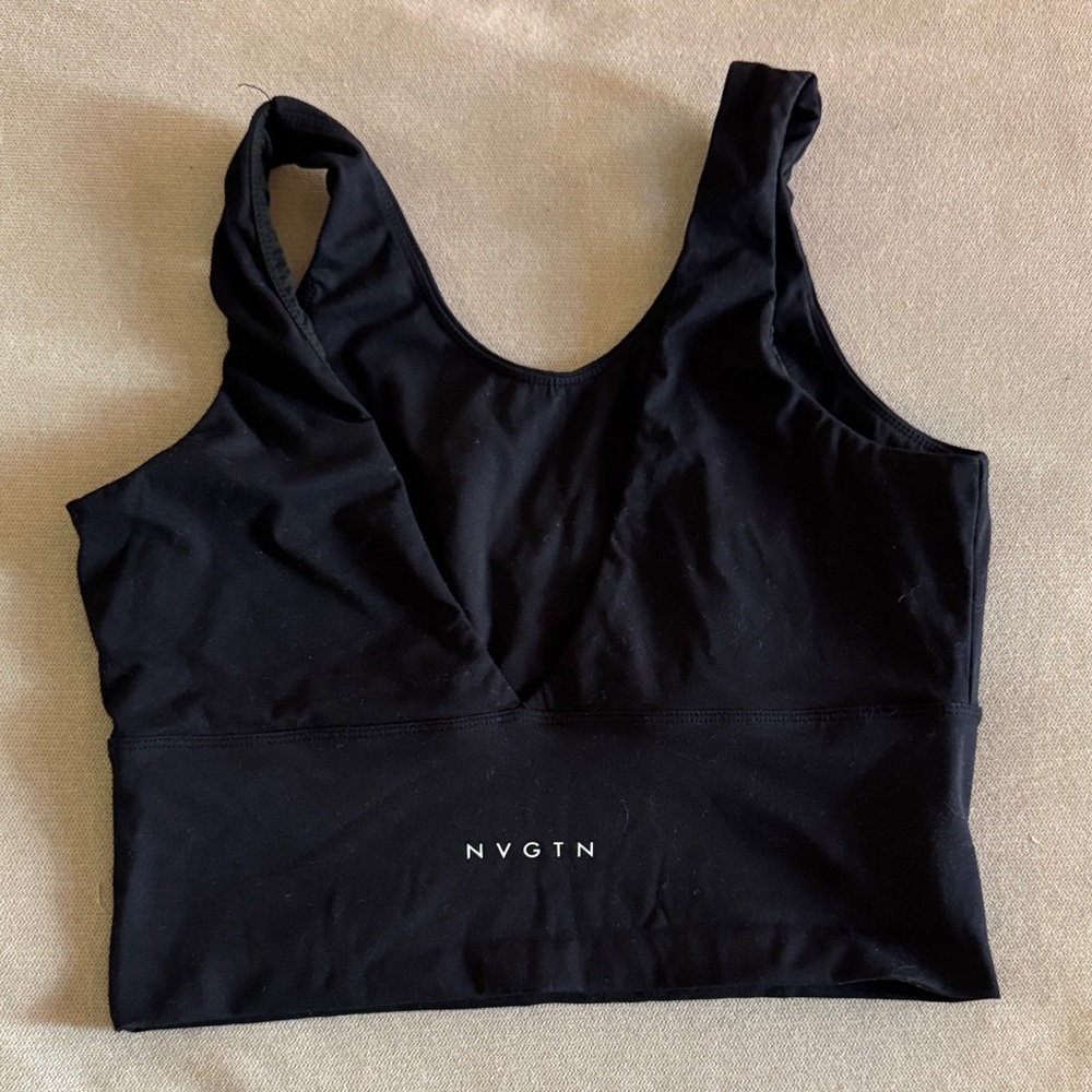 NVGTN Women's Sleek Black Sports Bra
